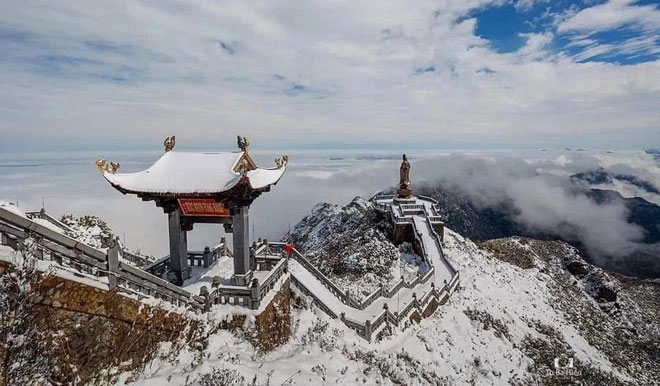 Tuyết bất ngờ phủ trắng đỉnh Fansipan ngày cuối tuần, sắp tới nhiệt độ sẽ giảm rất sâu