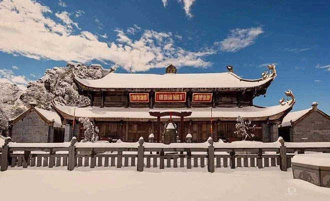 Tuyết bất ngờ phủ trắng đỉnh Fansipan ngày cuối tuần, sắp tới nhiệt độ sẽ giảm rất sâu