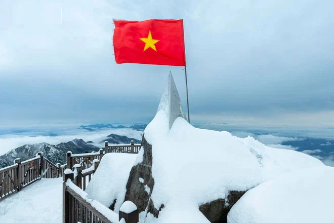 Tuyết bất ngờ phủ trắng đỉnh Fansipan ngày cuối tuần, sắp tới nhiệt độ sẽ giảm rất sâu