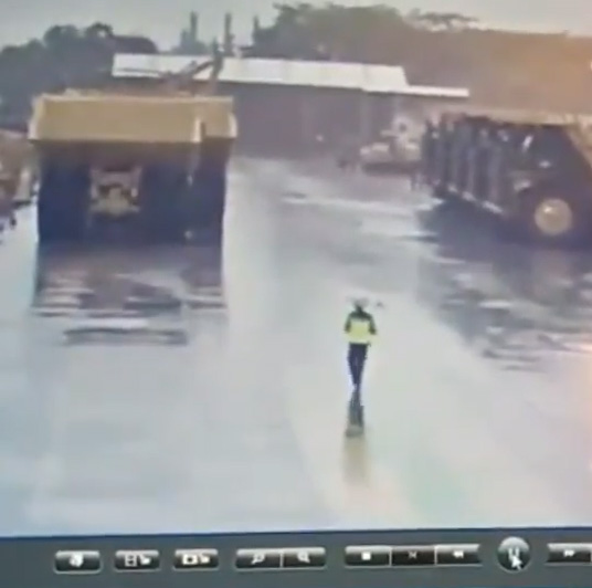 Nam nhân viên bảo vệ bất ngờ bị sét đánh khi đang cầm ô đi dưới mưa.