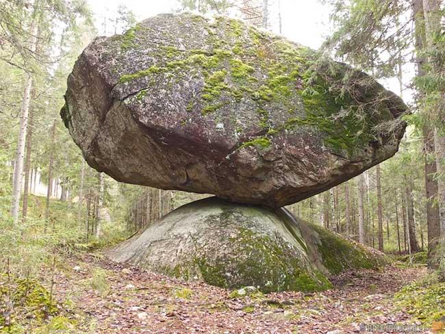 Kỳ lạ tảng đá khổng lồ nằm chênh vênh như sắp lăn nhưng không hề rơi sau khi bị đẩy
