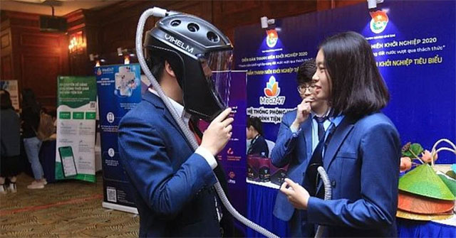 3 học sinh Việt Nam sáng chế mũ cách ly di động cực xịn, nhận luôn giải thưởng danh giá thế giới