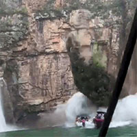 Video: Khoảnh khắc vách đá khổng lồ rơi trúng 3 thuyền chở du khách