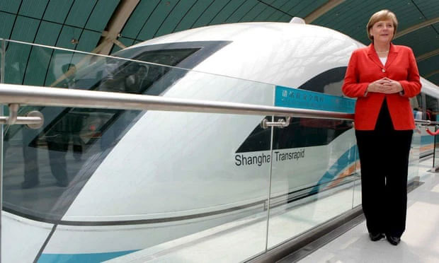 Thủ tướng Đức Angela Merkel lên một chuyến tàu từ tính của Trung Quốc vào năm 2006.