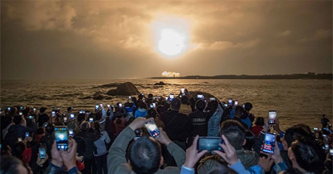 Netizen chia sẻ video Mặt trời nhân tạo được đưa lên bầu trời ở Trung Quốc, sự thật là gì?