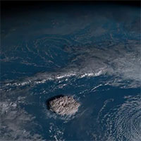 Núi lửa dưới đáy Thái Bình Dương phun trào dữ dội, gây sóng thần ở Nhật, Mỹ và nhiều nước khác