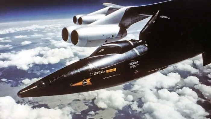 Máy bay X-15 bay đến rìa không gian rồi lướt trở lại Trái đất.