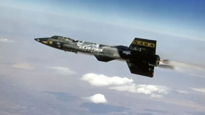  X-15 bay trên bang California của Mỹ. 
