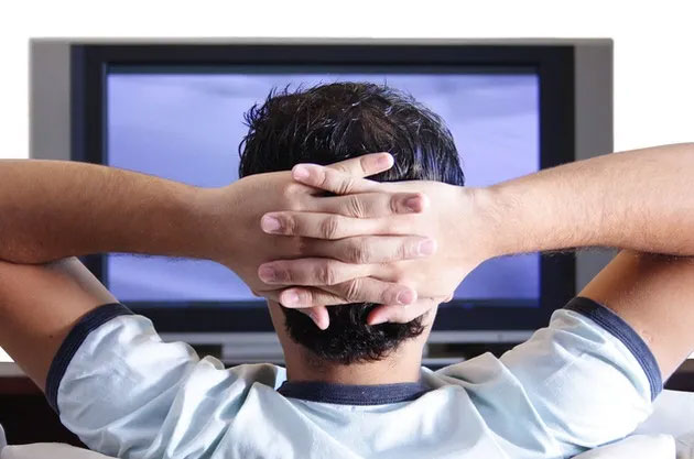 Nghiện xem TV làm tăng nguy cơ đông máu, làm tắc nghẽn tĩnh mạch