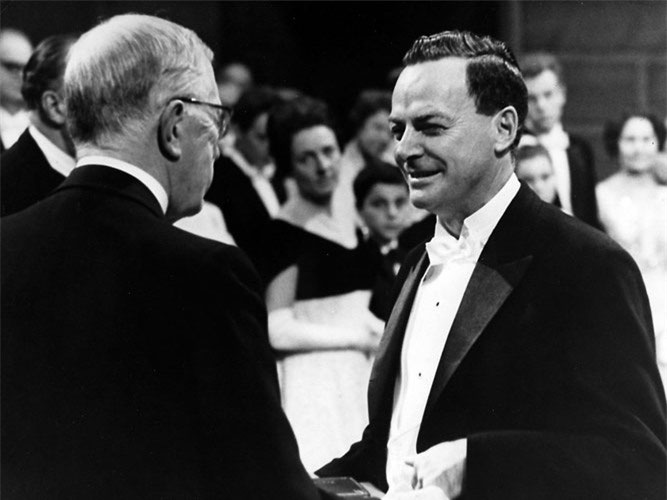 Nhà vật lý lý thuyết Richard Feynman (ảnh phải)