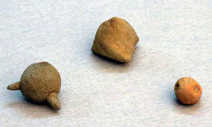 Những viên đất sét được tìm thấy tại tàn tích Lâu đài Hachioji.