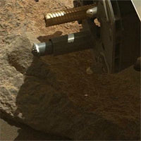 Robot NASA trên sao Hỏa phun đá để thoát "nghẹn"