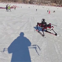 Robot Trung Quốc trình diễn kỹ năng trượt tuyết trên núi cực đỉnh