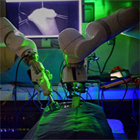 Robot tự động phẫu thuật nối ruột lợn thành công
