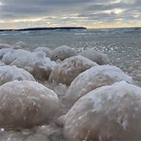 Hàng nghìn quả cầu băng phủ kín mặt hồ Michigan