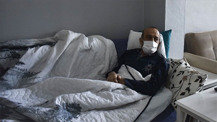 Ông Muzaffer Kayasan trên giường bệnh, tự cách ly tại nhà trong 14 tháng