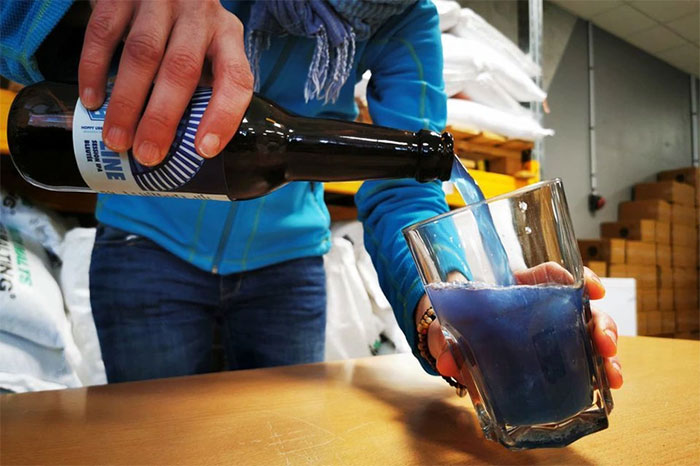 Điều đặc biệt trong cốc bia màu xanh lam độc nhất vô nhị