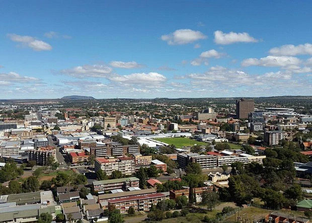 Trong tiếng Sotho, Bloemfontein gọi là "Mangaung", có nghĩa là "vùng đất săn báo".