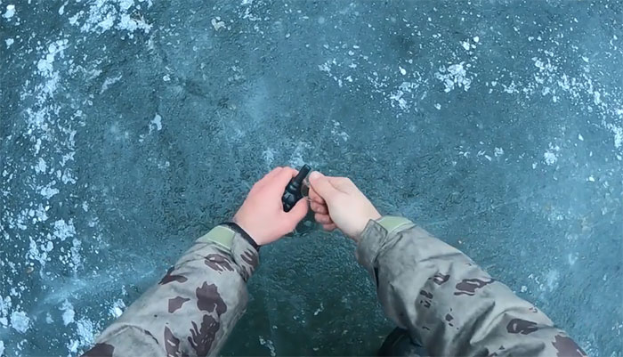 Người này sử dụng rất nhiều vật liệu nổ có hình dạng giống lựu đạn xuống lỗ băng