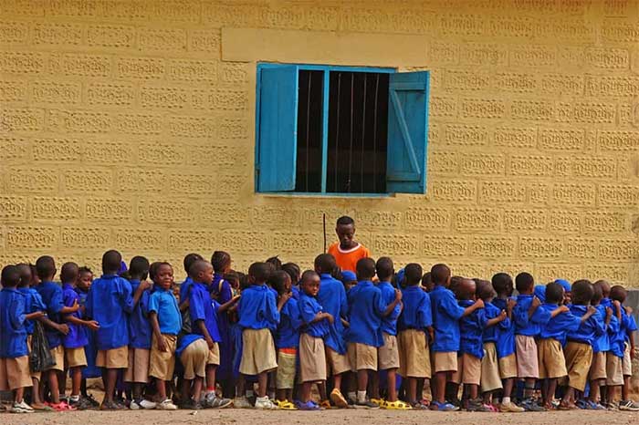 Trẻ em Sierra Leone ngày nay mặc đồng phục xếp hàng chờ vào lớp. 