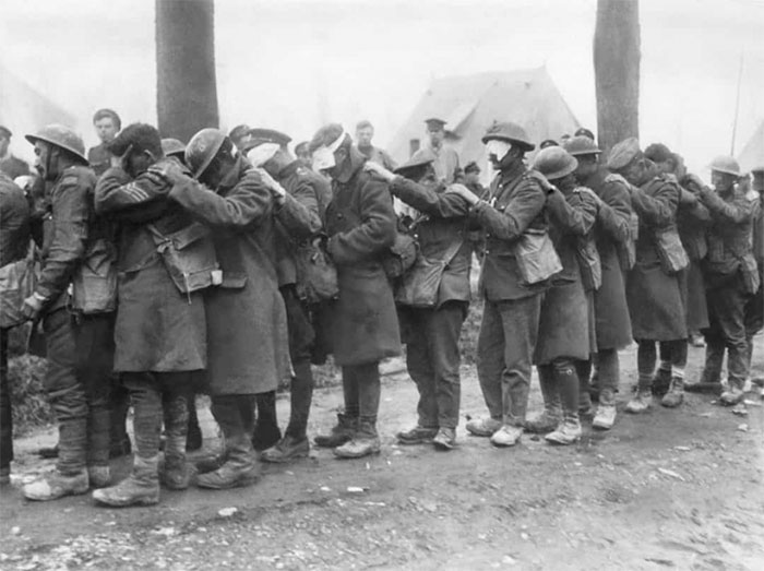 Những người lính Anh xếp hàng tại một bệnh viện dã chiến