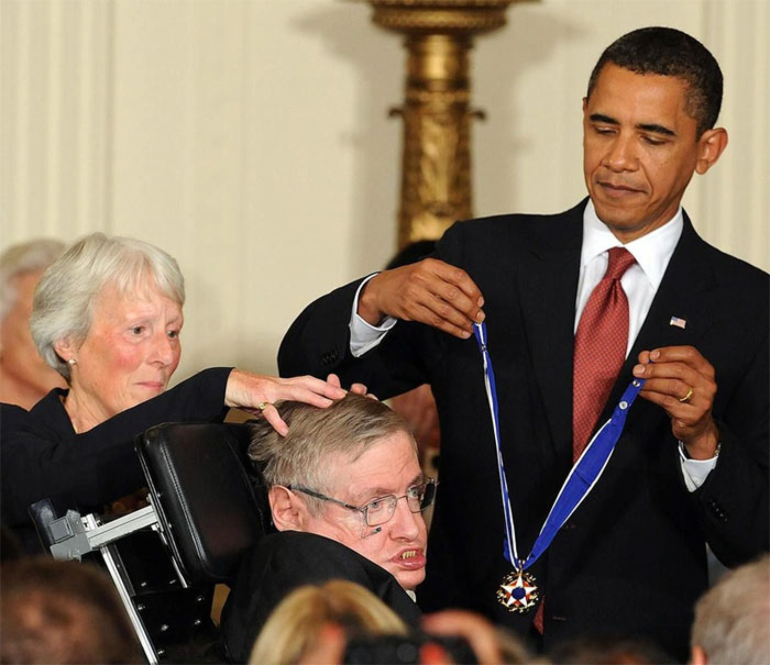 Bí ẩn về chiếc bảng đen đầy nét vẽ nguệch ngoạc của Stephen Hawking