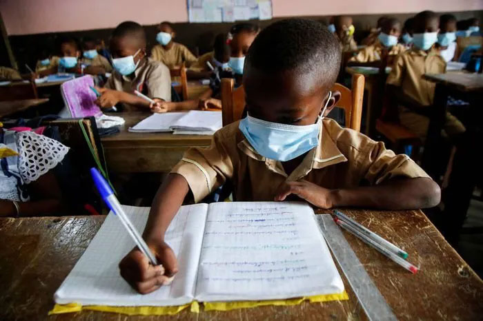 Học sinh đeo khẩu trang đi học tại vùng Abidjan, Ivory Coast.