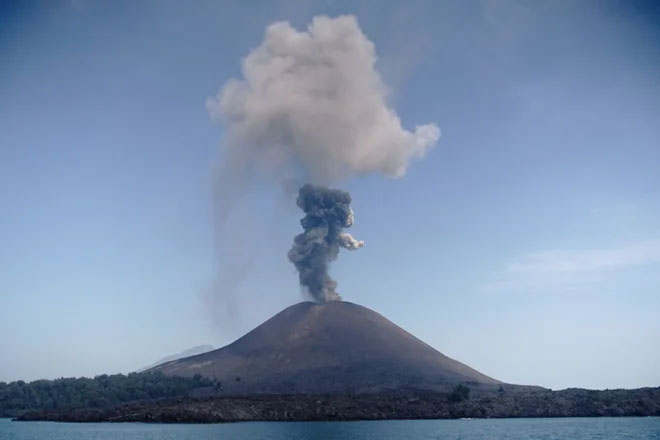 Núi lửa ở Indonesia phun trào, tạo cột tro bụi cao 1.500m