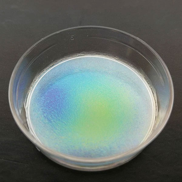 Một lớp tinh thể nano cellulose trong đĩa petri.