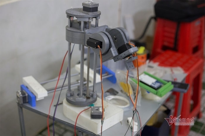 Robot lấy mẫu xét nghiệm Covid-19 giá 20 triệu đồng của học sinh lớp 9