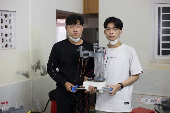 Robot lấy mẫu xét nghiệm Covid-19 giá 20 triệu đồng của học sinh lớp 9
