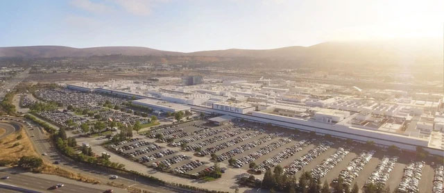 Toàn cảnh siêu nhà máy của Tesla trước ngày hoạt động: xe cộ trông như kiến bên cạnh công trình khổng lồ
