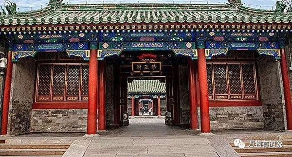 Ngày nay, tấm bia đá này vẫn đặt trong Cung vương phủ và đây là điểm tham quan nổi tiếng với nhiều du khách