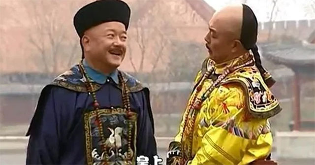 Hòa Thân cậy mình được Càn Long ưu ái nên đã tham ô không ít tiền bạc, châu báu