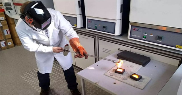 Nghiên cứu mới tạo ra loại kính hoạt tính sinh học diệt khuẩn tốt gấp 100 lần