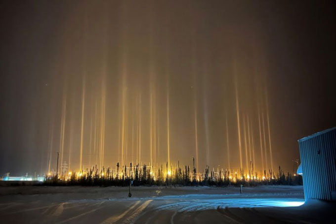 Hàng loạt cột sáng hướng lên trời ở phía bắc tỉnh Manitoba, Canada.
