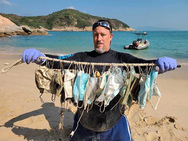 Thế giới đang thải ra 3 triệu chiếc khẩu trang mỗi phút, núi rác đó đang trở thành một quả bom hẹn giờ