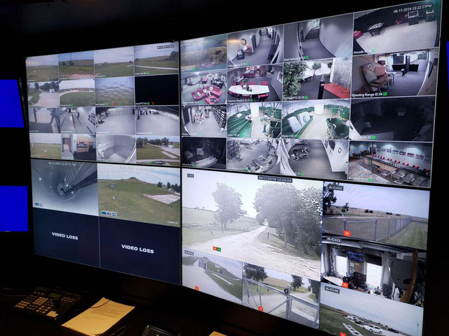 Bên trong phòng điều khiển, tất cả các camera giám sát đưa hình ảnh đến một bảng điều khiển trung tâm