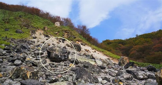 Người Nhật hoang mang khi hòn đá phong ấn cáo 9 đuôi vỡ nát