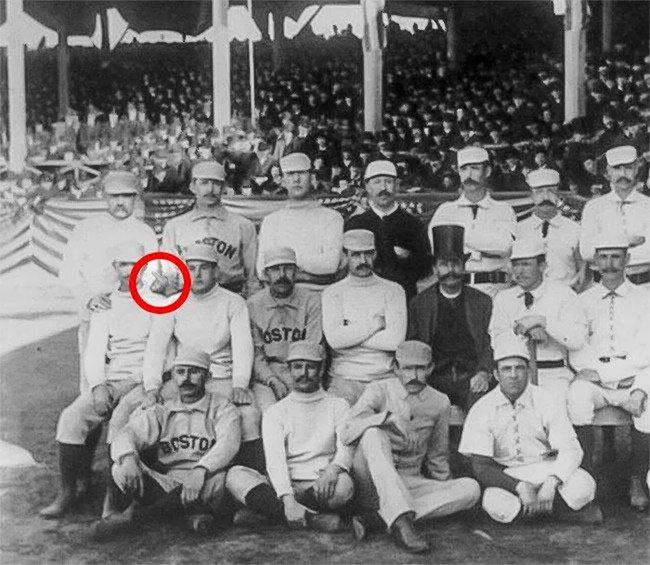 Charles Radbourn, người ném bóng cho Boston Braves, chỉ ngón tay giữa vào năm 1886.