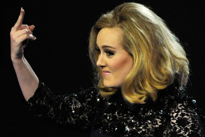 Adele đưa ngón tay giữa trong lễ trao giải Brit (Reuters)