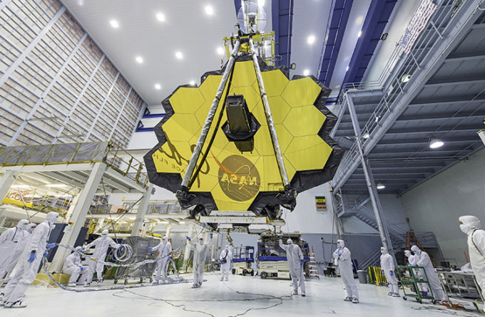 Kính viễn vọng James Webb bên trong cơ sở chế tạo. 