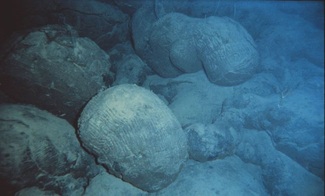 Cấu trúc đá cho thấy chúng từng là nham thạch nguội đi trong nước.