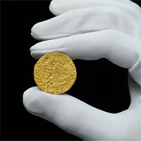 Đồng xu bằng vàng gần 700 năm tuổi được bán đấu giá tới 185.000 USD