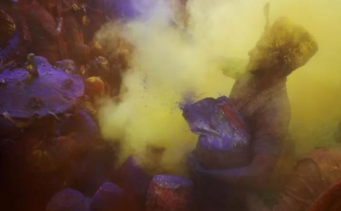 Lễ hội Lathmar Holi - Nơi nữ giới được thoải mái dùng gậy đánh đấng mày râu