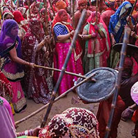 Lễ hội Lathmar Holi - Nơi nữ giới được thoải mái dùng gậy đánh đấng mày râu