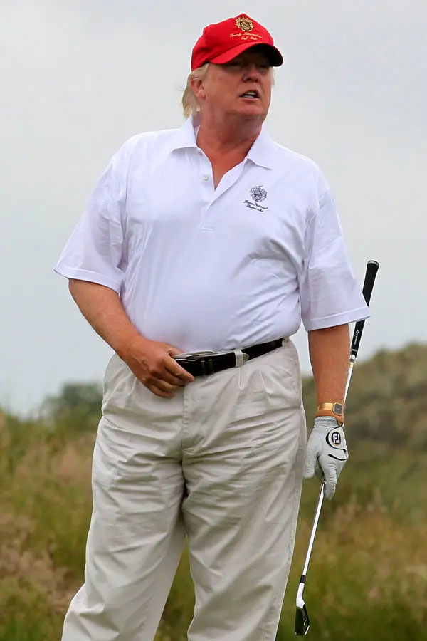  Cựu Tổng thống Mỹ Donald Trump trên sân golf. 