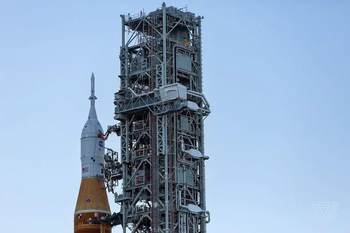 Trên đầu SLS là Orion, một tàu vũ trụ mới được thiết kế để đưa con người vào không gian sâu.