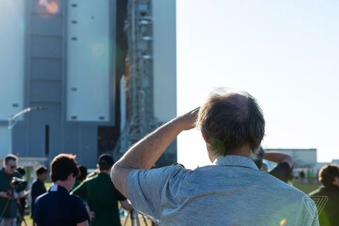  Một người xem che mắt khi nhìn SLS đi ra từ VAB. 