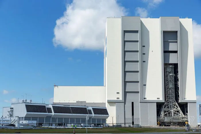  Cửa vào Tòa nhà lắp ráp phương tiện (VAB) của NASA từ từ mở ra